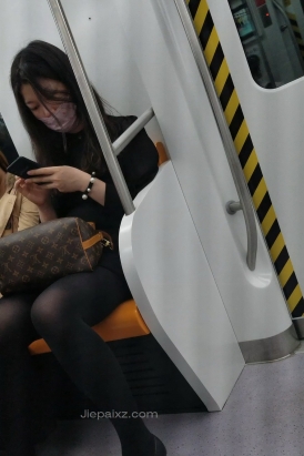 4K - 街拍地铁上带着口罩的黑丝女孩 [779 MB/MP4]