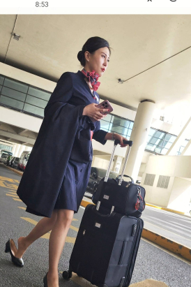 4K视频机场偶遇东航空姐下班棕色丝高跟走路掉跟
