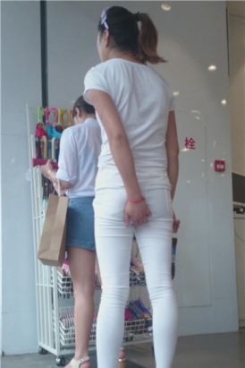 4K - 车站偶遇超近白裤韵味美F [437 MB]