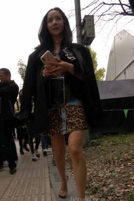 4K - 街拍性感豹纹短裙美女 [791 MB/MP4]