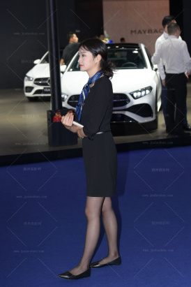 23613-56=66√路虎展台黑丝销售员