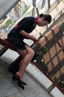 25稀少场景4K东航空姐飞了一天丝袜脚挑鞋歇歇