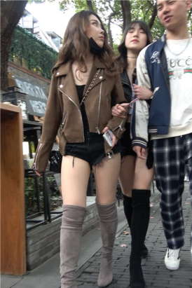 4k-街拍热裤美腿姐妹花逛街，白花花的美腿啊 [1.00 GB]