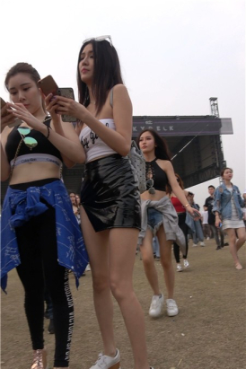 4K-性感抹胸包臀皮裙火辣身材高颜值街拍美女 [1.74 GB]