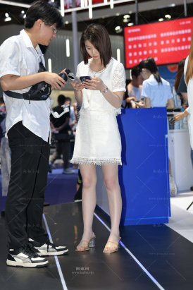 看一眼就喜欢上的女生