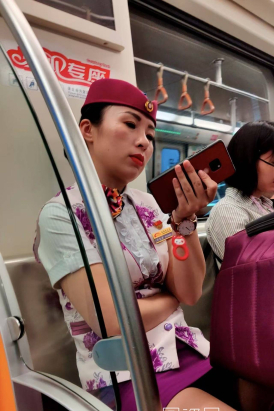 经典地铁下班坐姿豪迈的成都局熟女气质乘务员