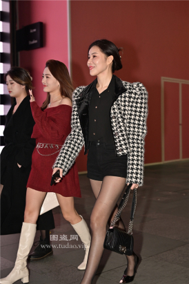 编码2276黑丝美腿高跟御姐