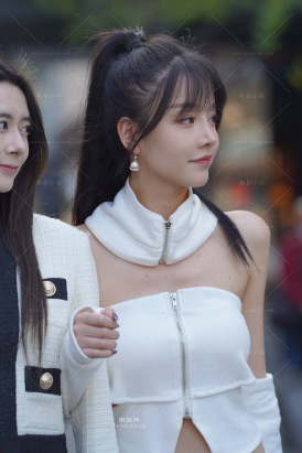 搭讪街拍白短裙甜美小姐姐