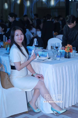 丰满型熟女肉丝高跟