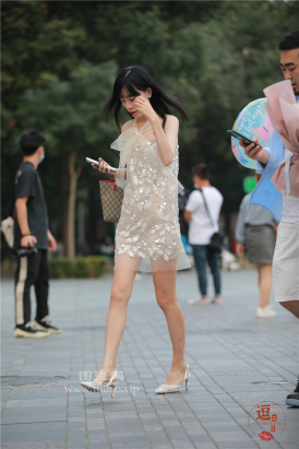 编码2572短裙美腿