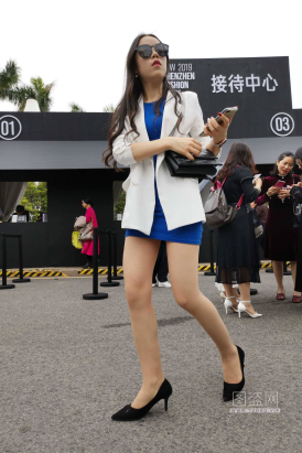 心灵街拍第57期 蓝裙高跟鞋