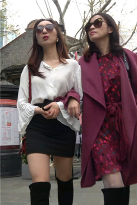 街拍两位很酷的魔镜美女
