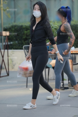 黑色瑜伽裤美眉