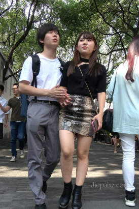 4K - 街拍蟒蛇纹短裙美眉 [1.79 GB/MP4]