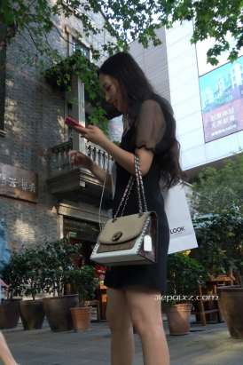 4K - 性感黑色连衣裙长腿街拍高跟街拍美女 [1.00 GB/MP4]