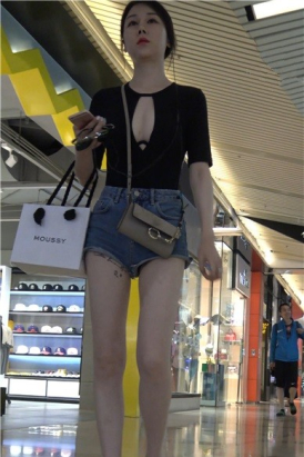 4k-苗条身材性感大开背超短热裤美女（下）[1.89 GB]