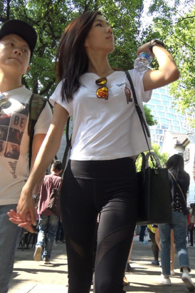 4k-黑色紧身弹力裤运动鞋白T恤街拍美女 [2.10 GB]