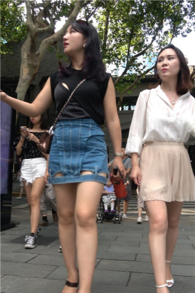 4K 黑衣牛仔裙街拍美腿高跟性感美女 [494 MB]