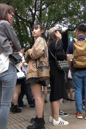 4K - 街拍美腿短裙小妹 [1.24 GB/MP4]