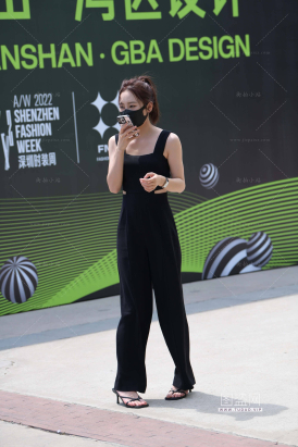 黑裤美女小姐姐