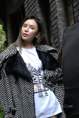 4K - 蹭拍大长腿时尚模特 [3.91 GB/MP4]