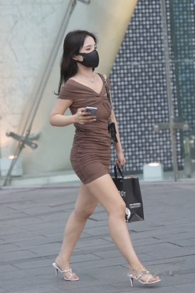 街拍棕色包臀裙长腿美女