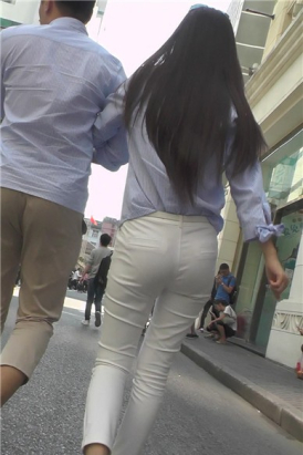 街拍美臀好身材紧身白裤美女 [489 MB]