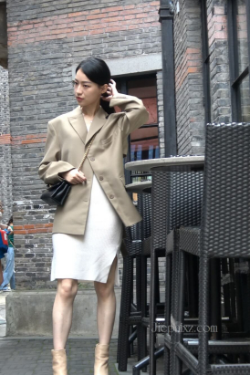 4K - 街拍气质美女 [1.46 GB/MP4]