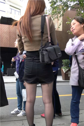街拍高腰热裤黑丝街拍美腿美妇 [1.35 GB/MP4]