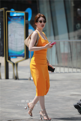 编码1931黄色包臀裙白嫩少妇