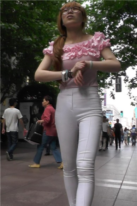 街拍白色紧身裤粉衣大美妞 [573 MB]