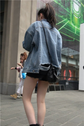 4K - 街拍苗条身材超短热裤美女姐姐 [1.15 GB/MP4]