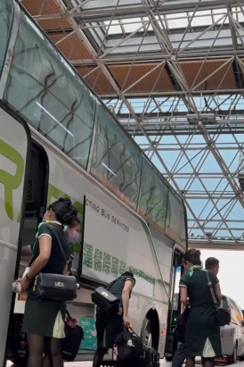 巧遇一群黑丝空姐下车