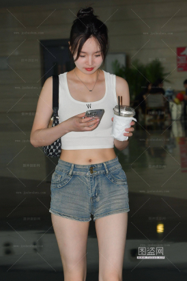 2492-39=62√小背心，热裤大白腿女生