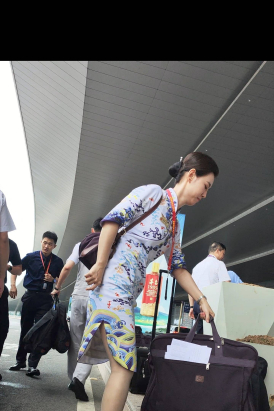 原创4K视频机场偶遇海航国际航班空姐们灰丝很吸睛