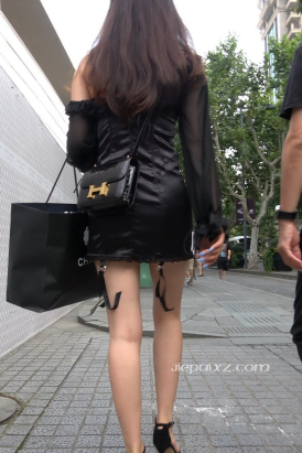 4K - 性感大长腿黑色连衣裙街拍美眉 [870 MB/MP4]