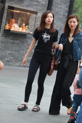 编码0440黑色紧身裤翘臀美腿凉拖美脚