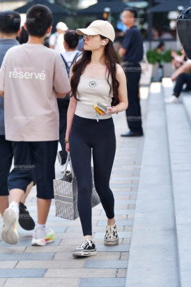 ★逛街紧身瑜伽裤美女