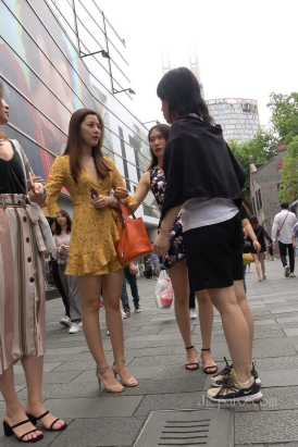 4K - 街拍气质美女姐妹 [1.34 GB/MP4]