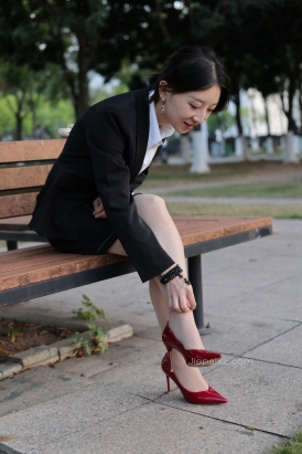 小S街拍★OL红色高跟肉丝 【套图+视频】