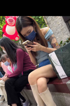 时尚的白靴肉丝小姐姐