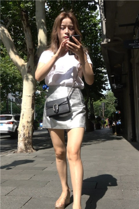 4K 白T恤短裙街拍美腿美女姐姐