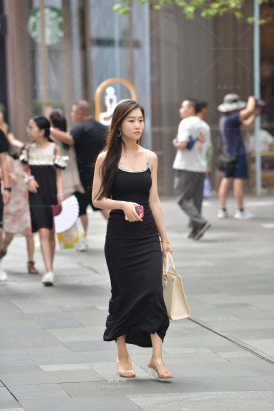 街拍黑色长裙，优雅轻熟美女