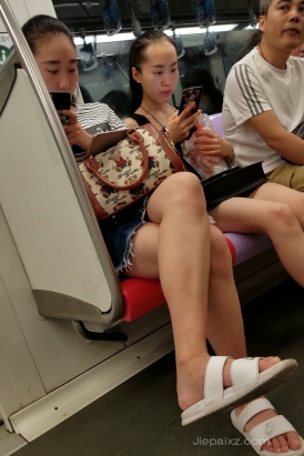 4K - 街拍美腿条纹T恤姑娘 [1.20 GB/MP4]