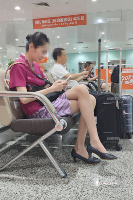 4K视频航站楼偶遇CZ空姐超薄肉丝二郎腿xing感