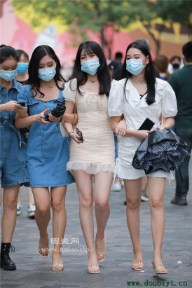 街拍白嫩美腿闺蜜出行-编码0920
