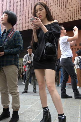 4k-黑色包臀短裙街拍美腿气质美女 [708 MB]