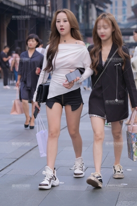 中间拉链热裤，大白腿美眉