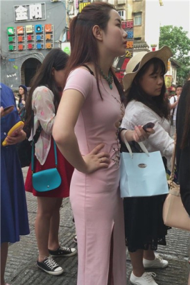 甜美可人粉色旗袍美女在排队 [453 MB]