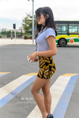 编码1332咖丝美腿高跟包臀裙